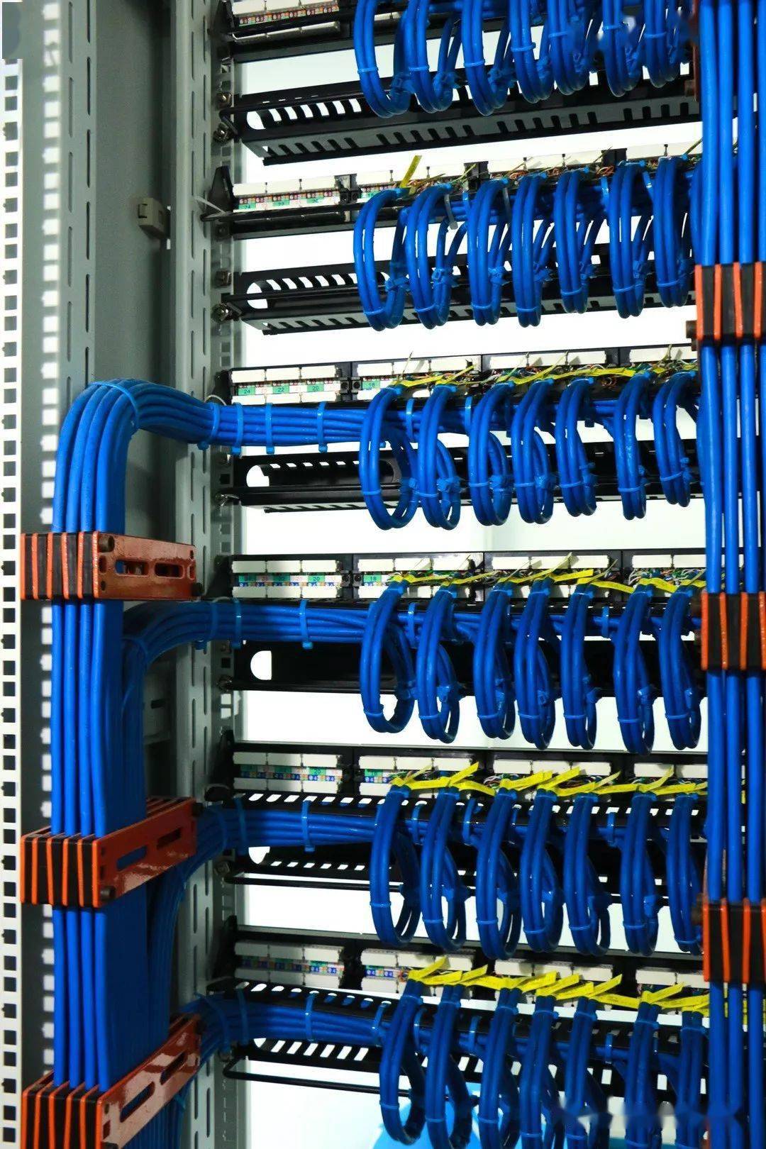 弱電機(jī)房的極致美學(xué) 當(dāng)匠心工藝遇見工程藝術(shù)